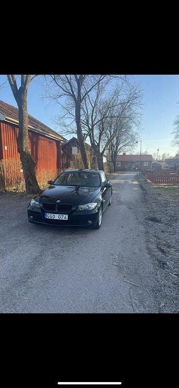 Svart Begagnad 2006 BMW 320 Advantage Sedan | 70 000 kr (Marknadspris) - Bild 1/4