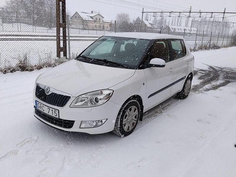 Begagnad Skoda Fabia Ambiente 75 HK (55 kW) 2012 Vit Halvkombi