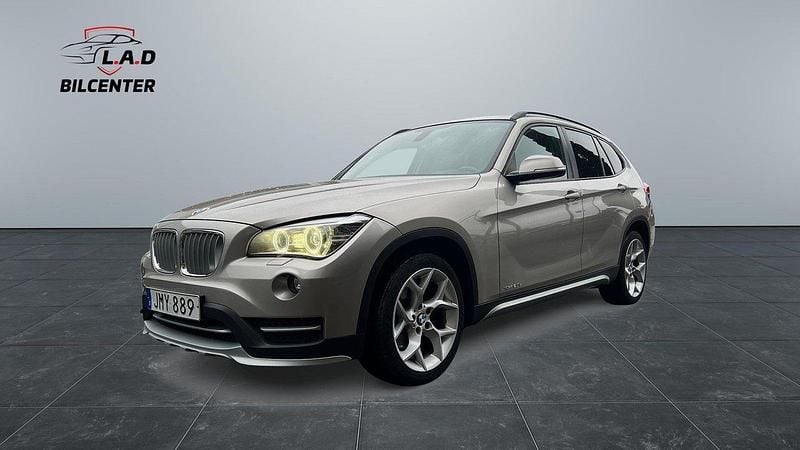 Silver Begagnad 2014 BMW X1 xLine SUV | 154 900 kr (Marknadspris) - Bild 1/4