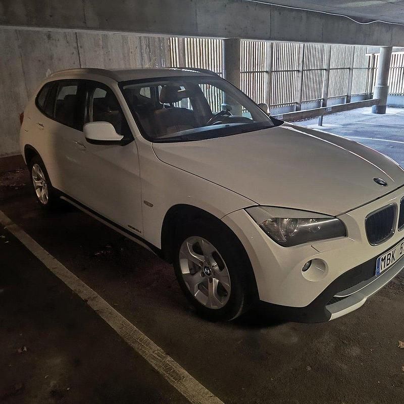 Vit Begagnad 2012 BMW X1 SUV | 60 000 kr (Bra pris) - Bild 1/4