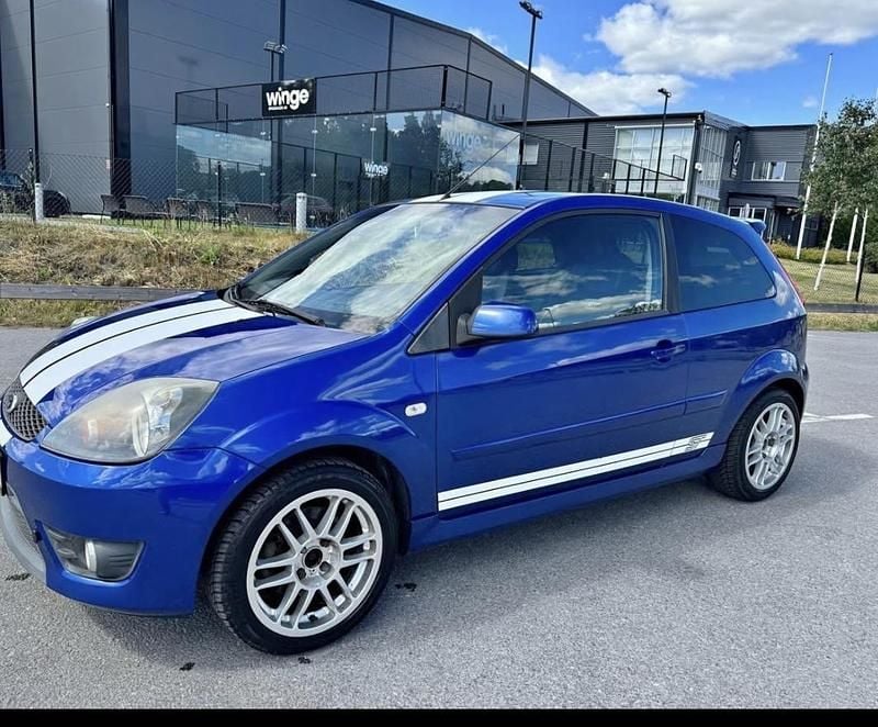 Blå Begagnad 2007 Ford Fiesta ST Halvkombi | 32 000 kr (Marknadspris) - Bild 1/4