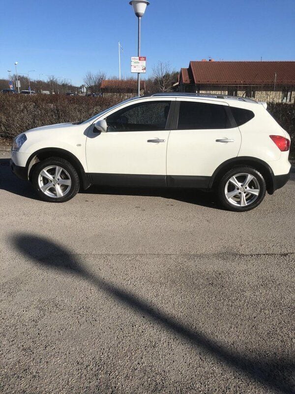Vit Begagnad 2010 Nissan Qashqai SUV | 66 500 kr (Marknadspris) - Bild 1/4