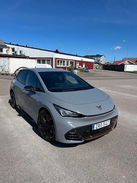 Grå Begagnad 2022 Cupra Born e-Boost Halvkombi | 234 000 kr (Superpris) - Bild 1/4