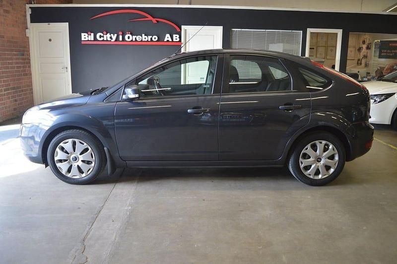 Grå Begagnad 2009 Ford Focus Halvkombi | 47 900 kr (Dyr) - Bild 1/4
