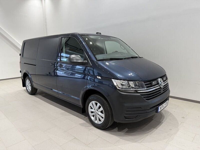 Blå (starlight blue metallic) Begagnad 2024 VW T6.1 Van | 489 000 kr (Marknadspris) - Bild 1/4