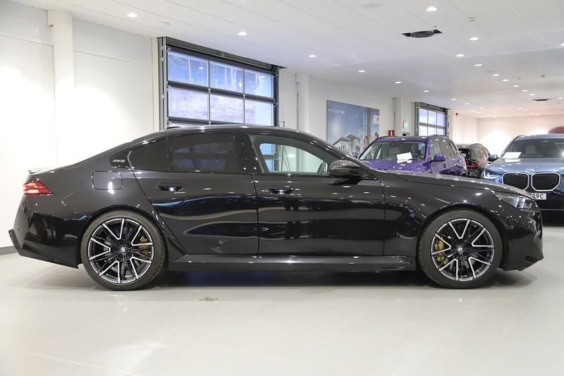 Begagnad BMW M5 Comfort Edition 737 HK (542 kW) 2025 Svart Sedan