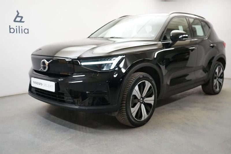 Svart Begagnad 2022 Volvo XC40 Core SUV | 364 900 kr - Bild 1/4