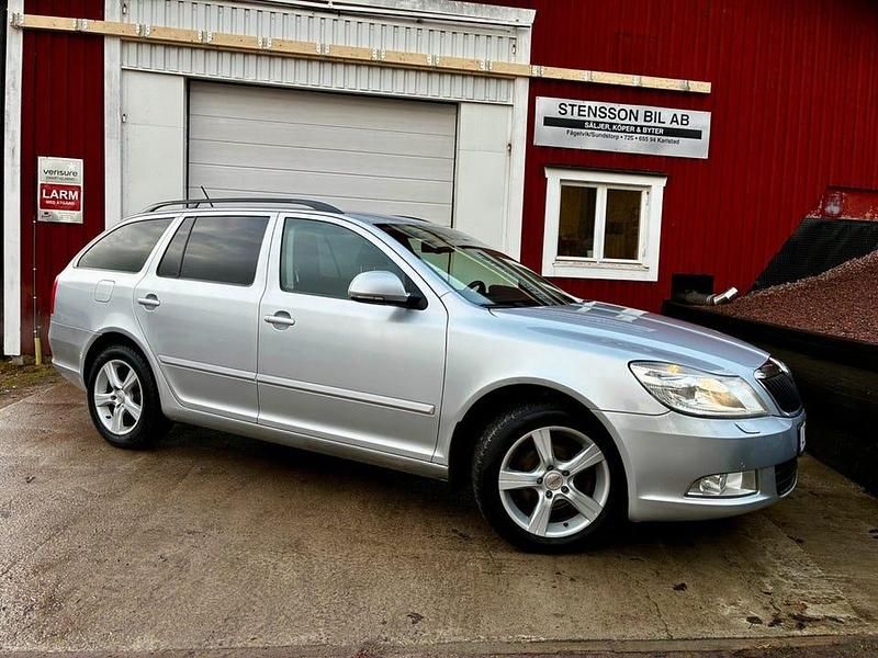 Silver Begagnad 2012 Skoda Octavia Elegance Kombi | 39 500 kr (Marknadspris) - Bild 1/4