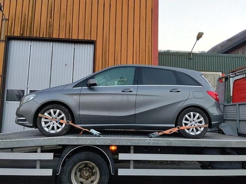 Begagnad Mercedes B200 136 HK (100 kW) 2012 Mörkgrå Minibuss