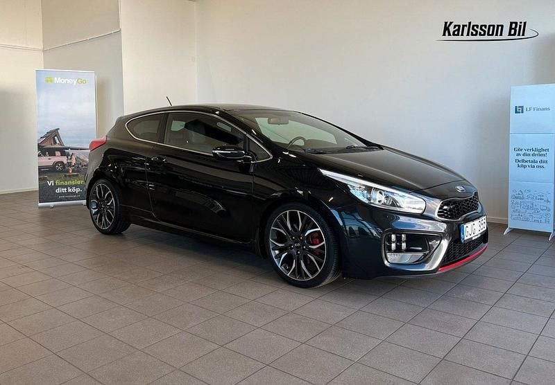 Svart Begagnad 2014 Kia ProCeed GT 2 Halvkombi | 104 900 kr (Marknadspris) - Bild 1/4