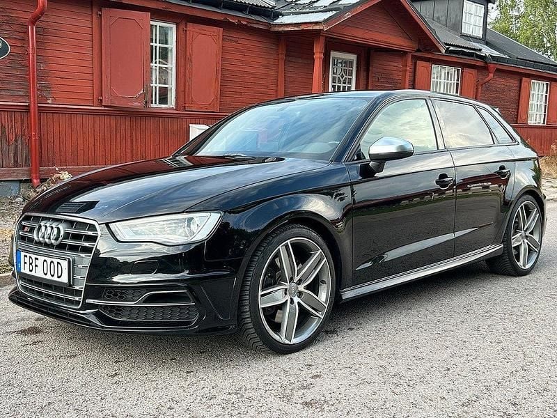 Svart Begagnad 2016 Audi S3 Comfort Halvkombi | 229 900 kr - Bild 1/4