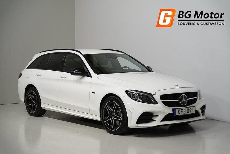 Vit Begagnad 2021 Mercedes C300e AMG Kombi | 299 900 kr (Superpris) - Bild 1/4