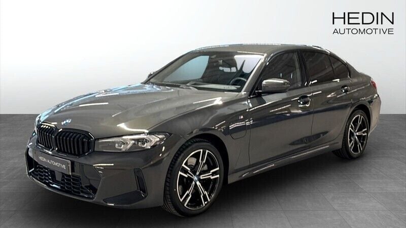 Grå (grey) Begagnad 2024 BMW 330e M Sport Sedan | 528 600 kr (Lite dyr) - Bild 1/4