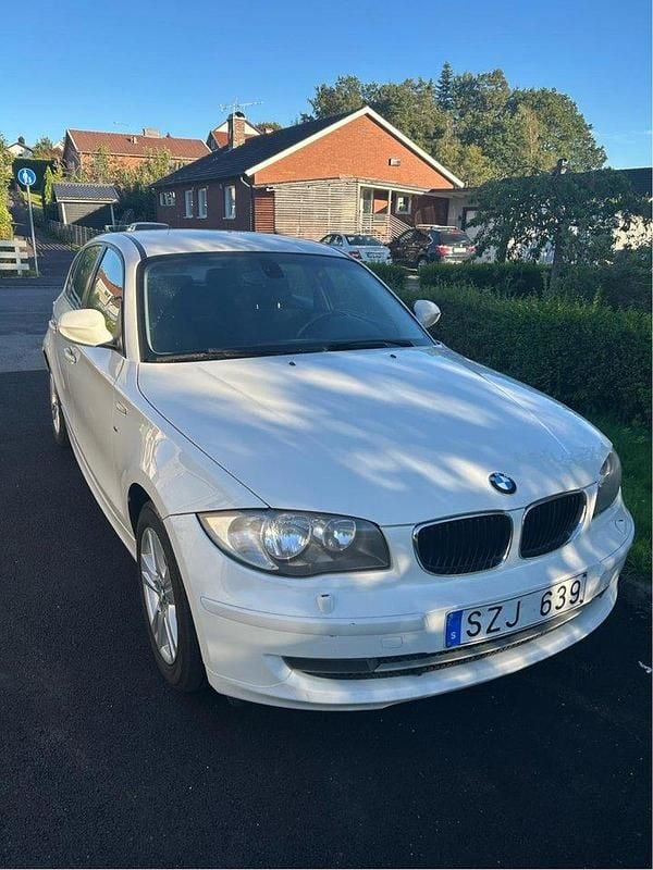 Vit Begagnad 2011 BMW 116 Comfort Edition Halvkombi | 56 000 kr (Marknadspris) - Bild 1/4