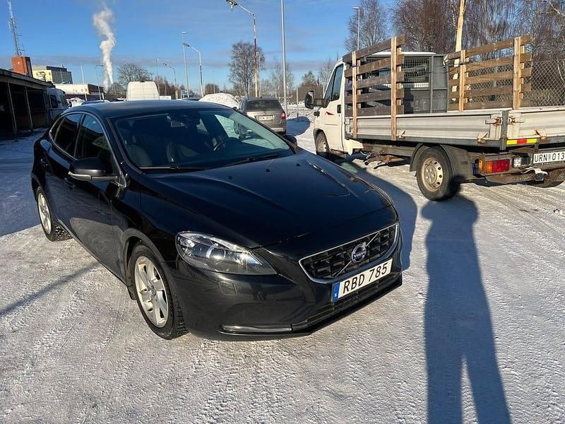 Begagnad Volvo V40 Momentum 120 HK (88 kW) 2016 Svart