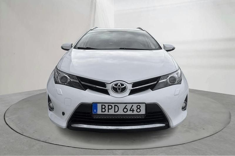 Begagnad Toyota Auris Edition 124 HK (91 kW) 2015 Vit Kombi