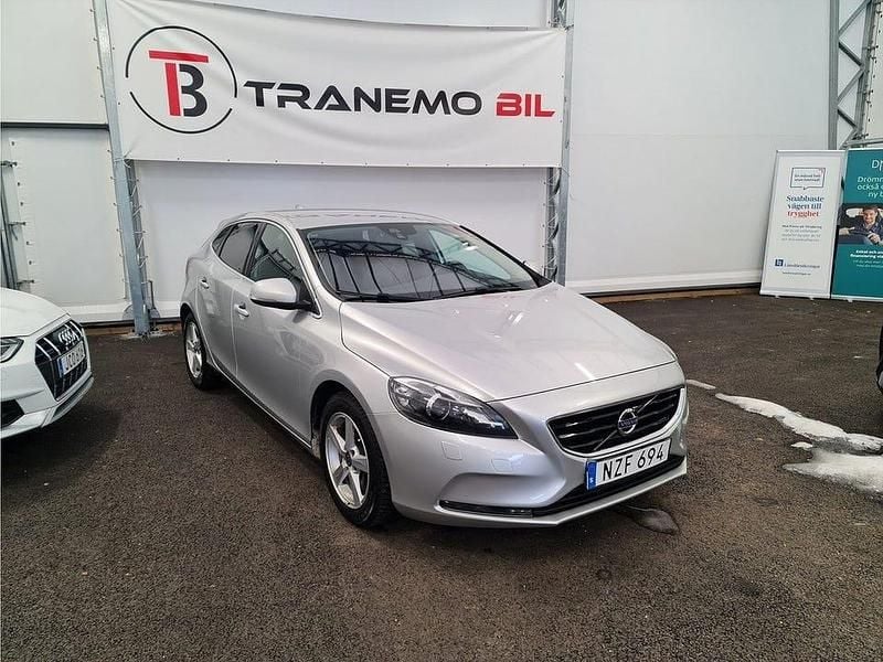 Begagnad Volvo V40 Momentum 150 HK (110 kW) 2016 Silver