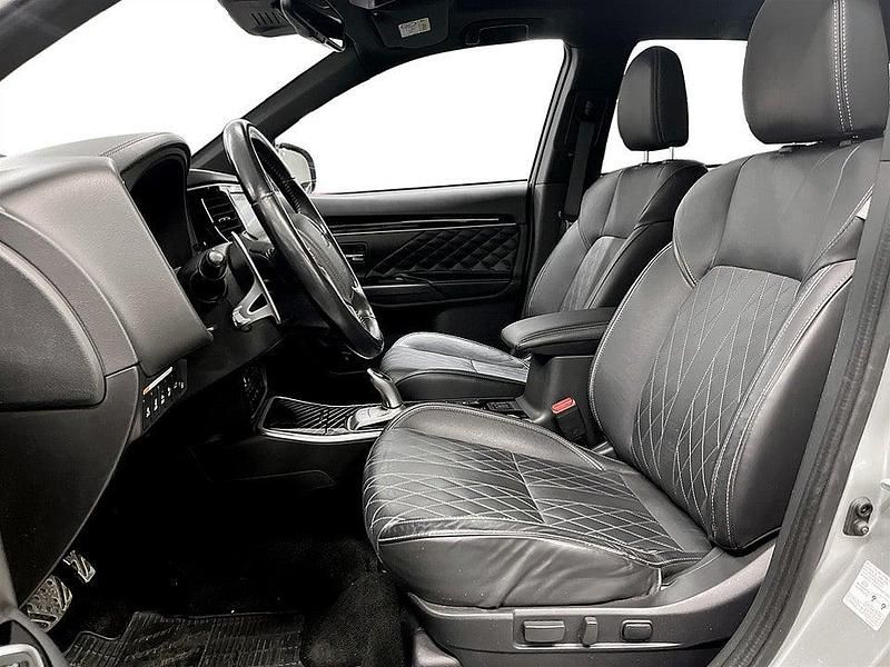 Begagnad Mitsubishi Outlander P-HEV Edition 135 HK (99 kW) 2019 Silver SUV