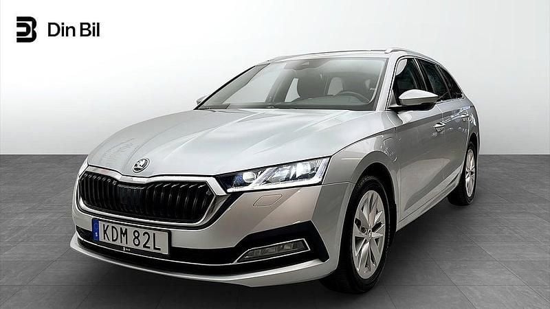 Silver Begagnad 2024 Skoda Octavia Style Kombi | 324 900 kr (Bra pris) - Bild 1/4