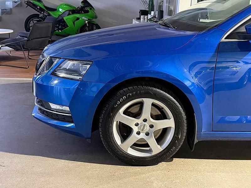 Begagnad Skoda Octavia Style 180 HK (132 kW) 2017 Blå Kombi