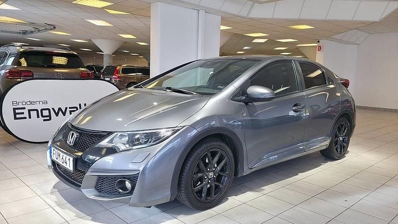 Mörkgrå (grå) Begagnad 2015 Honda Civic Sport Halvkombi | 139 900 kr (Marknadspris) - Bild 1/4