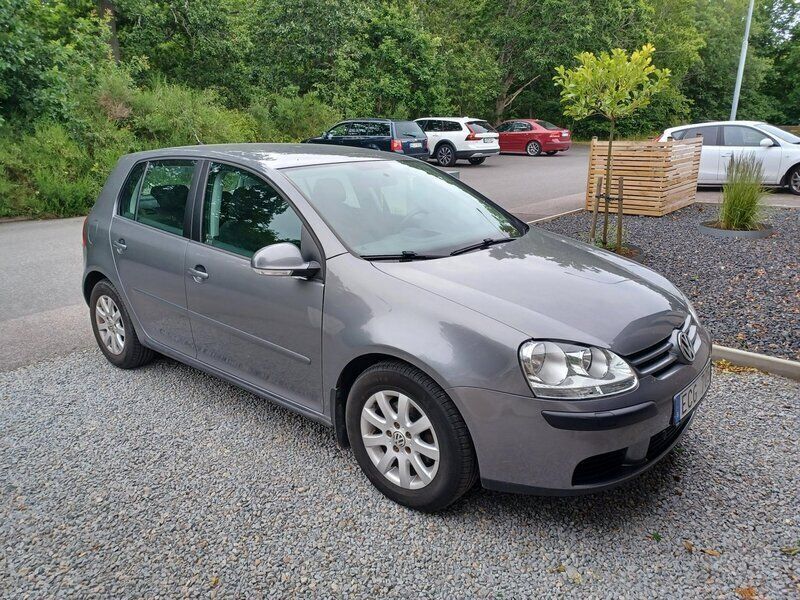 Grå Begagnad 2007 VW Golf V Trendline Halvkombi | 43 000 kr (Marknadspris) - Bild 1/3