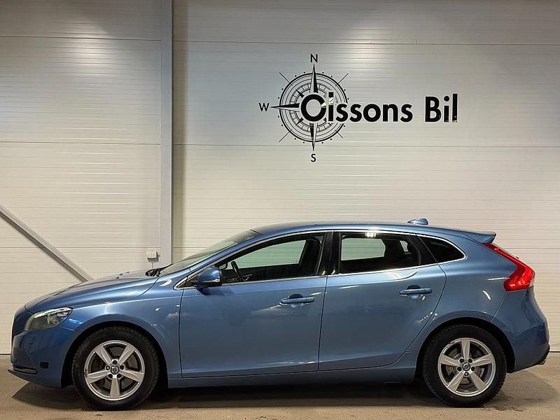 Begagnad Volvo V40 Momentum 190 HK (139 kW) 2016 Blå Halvkombi