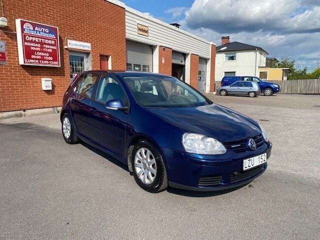 Mörkblå (blå) Begagnad 2008 VW Golf VI Trendline Halvkombi | 28 500 kr (Marknadspris) - Bild 1/4
