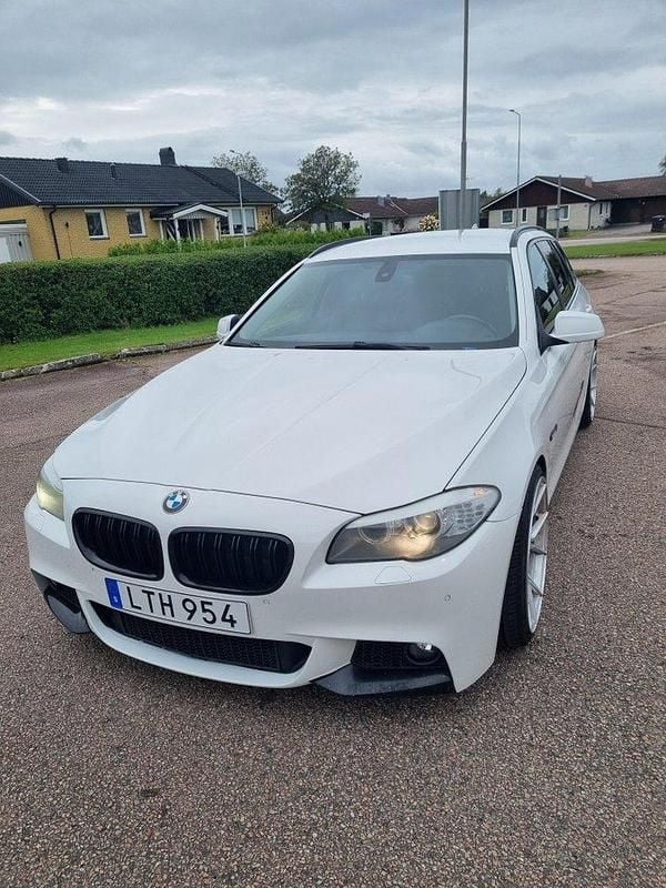 Vit Begagnad 2011 BMW 520 Kombi | 135 000 kr (Dyr) - Bild 1/4