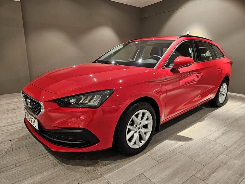 Röd Begagnad 2023 Seat Leon Style Kombi | 209 000 kr (Marknadspris) - Bild 1/3