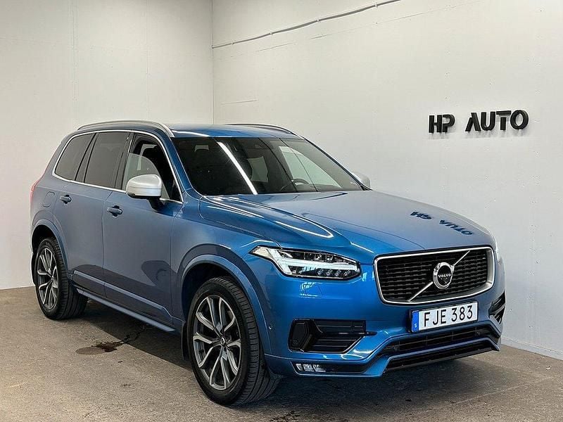 Blå Begagnad 2016 Volvo XC90 R-Design SUV | 369 900 kr (Bra pris) - Bild 1/4