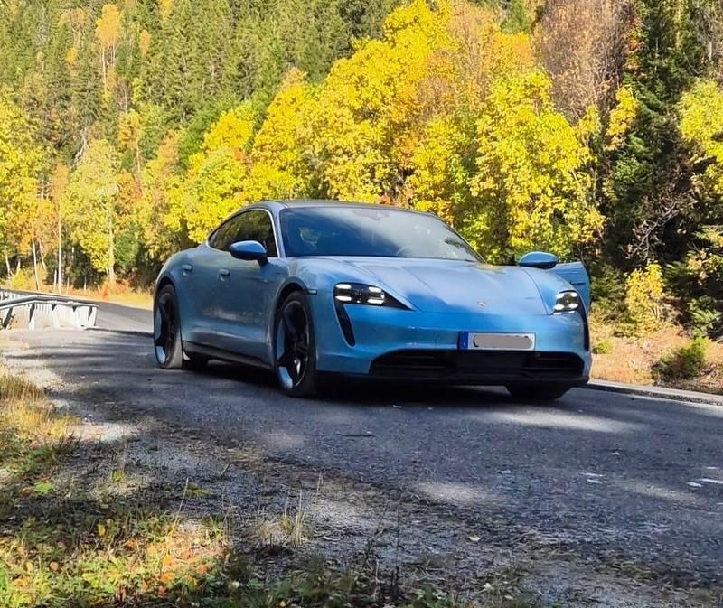 Blå Begagnad 2021 Porsche Taycan 4S Performance Package Sedan | 720 000 kr (Bra pris) - Bild 1/4