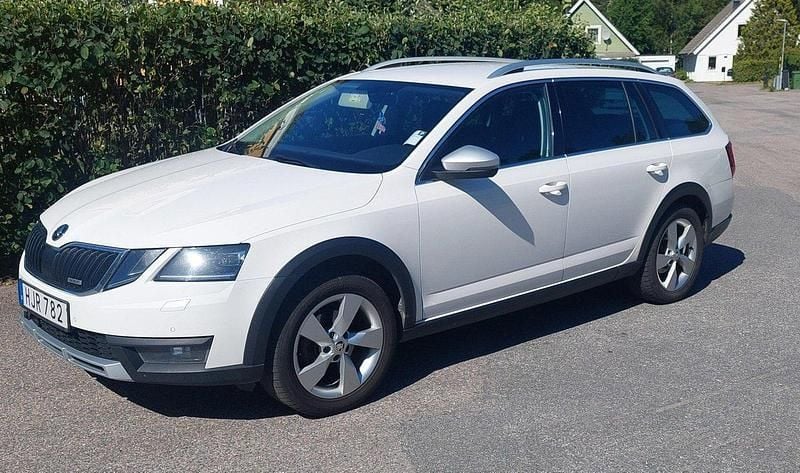 Vit Begagnad 2019 Skoda Octavia Scout Kombi | 193 000 kr (Marknadspris) - Bild 1/3