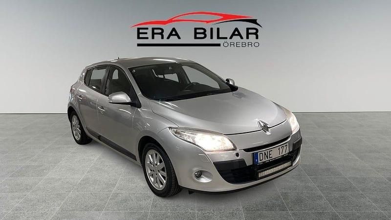 Silver Begagnad 2009 Renault Mégane III Halvkombi | 37 500 kr (Marknadspris) - Bild 1/4
