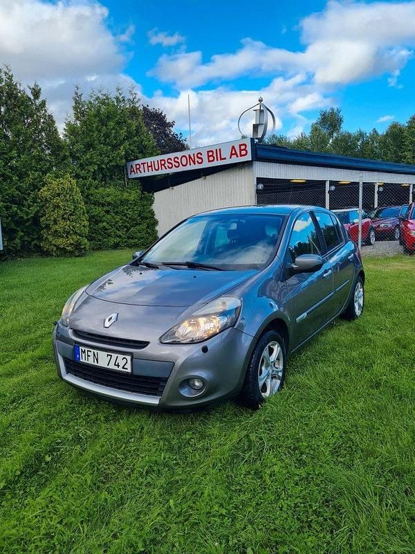 Grå Begagnad 2011 Renault Clio R.S. Halvkombi | 48 000 kr (Marknadspris) - Bild 1/4