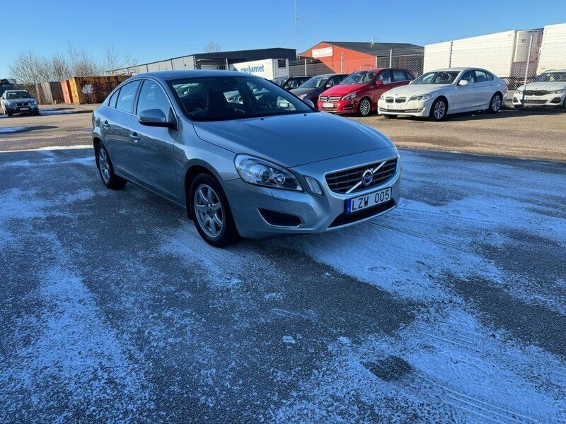 Silver Begagnad 2011 Volvo S60 Momentum Sedan | 159 500 kr (Dyr) - Bild 1/4