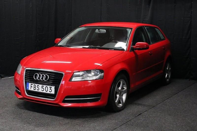 Begagnad Audi A3 Comfort 105 HK (77 kW) 2011 Röd Halvkombi