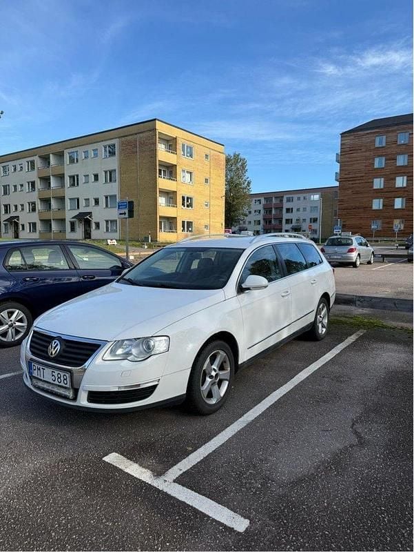 Vit Begagnad 2008 VW Passat Sportline Kombi | 19 500 kr (Marknadspris) - Bild 1/4