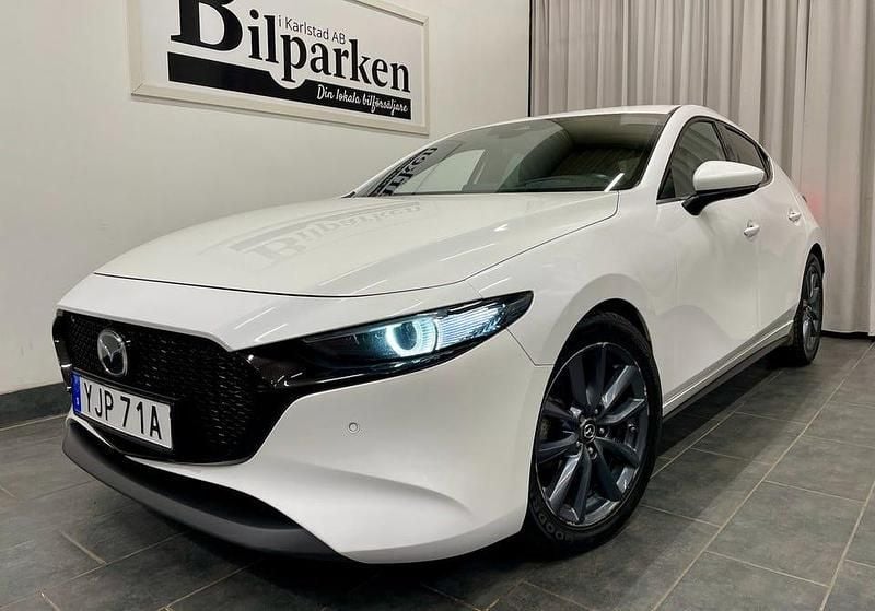 Vit Begagnad 2019 Mazda 3 Cosmo Halvkombi | 189 900 kr (Marknadspris) - Bild 1/3