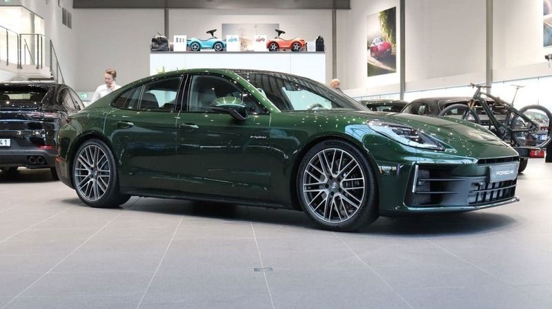 Grön Begagnad 2024 Porsche Panamera 4 Sedan | 1 529 000 kr (Dyr) - Bild 1/4