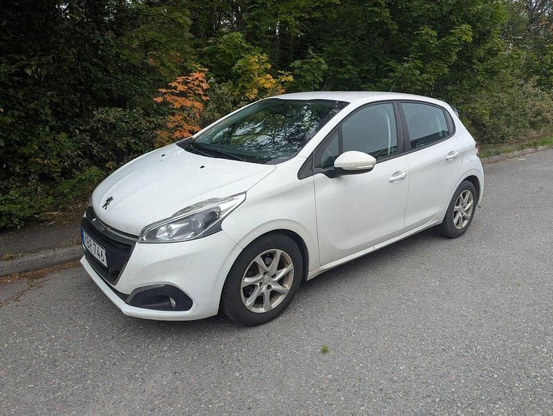 Vit Begagnad 2016 Peugeot 208 Halvkombi | 55 000 kr (Bra pris) - Bild 1/4