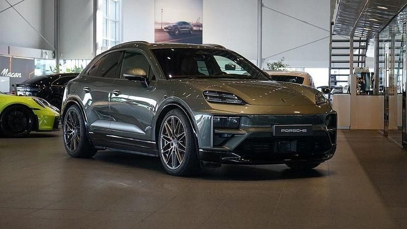Mörkgrå Begagnad 2024 Porsche Macan Turbo SUV | 1 229 000 kr - Bild 1/4