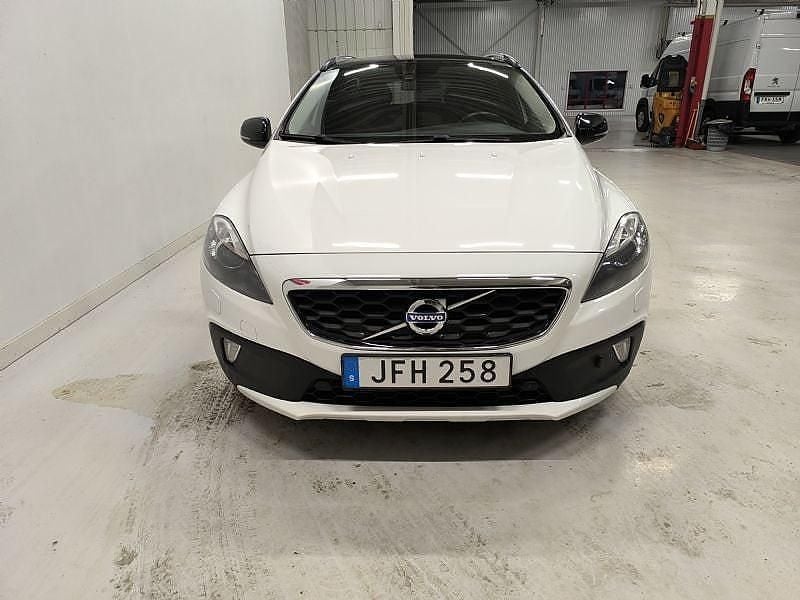 Begagnad Volvo V40 Momentum 150 HK (110 kW) 2013 Vit Halvkombi