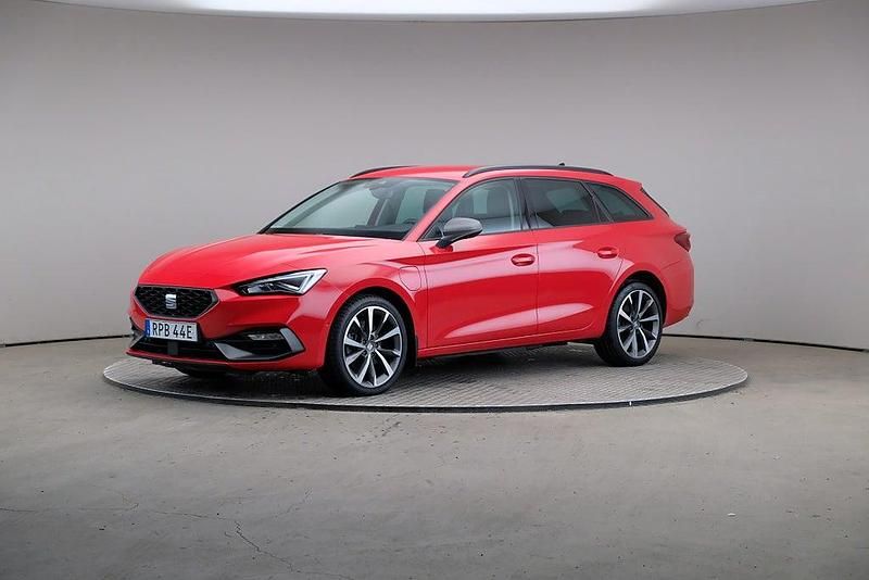 Pure red (solid) Begagnad 2021 Seat Leon FR Kombi | 205 000 kr (Marknadspris) - Bild 1/4
