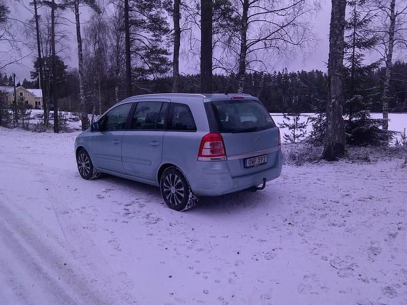 Begagnad Opel Zafira 140 HK (102 kW) 2010 Blå met. Minibuss