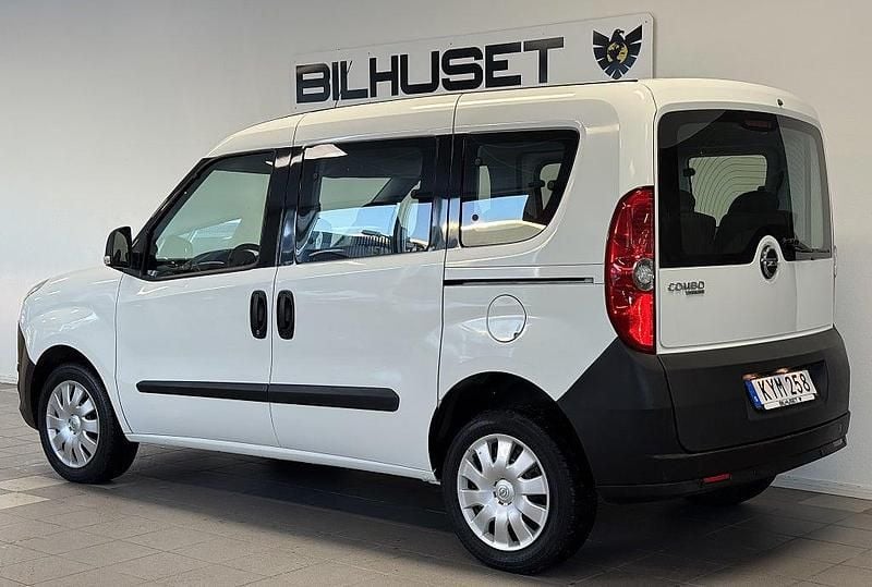Begagnad Opel Combo 95 HK (69 kW) 2015 Vit Minibuss