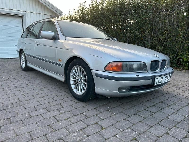 Silver Begagnad 2000 BMW 528 Kombi | 25 000 kr - Bild 1/4
