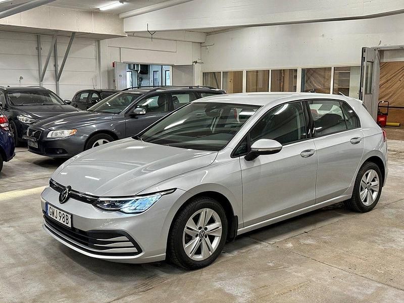 Silver Begagnad 2022 VW Golf VIII Halvkombi | 229 000 kr - Bild 1/4