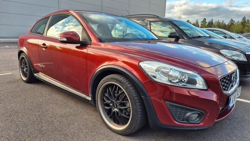 Röd Begagnad 2009 Volvo C30 Momentum Halvkombi | 44 900 kr (Marknadspris) - Bild 1/4