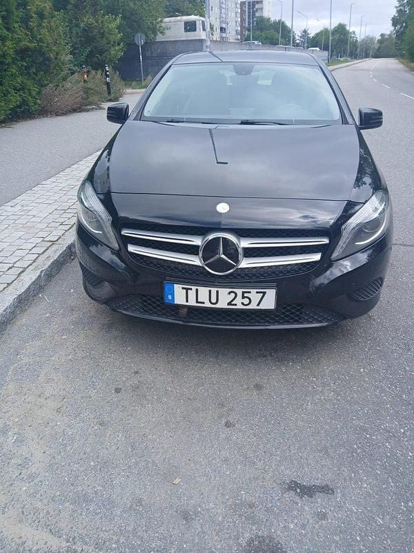 Svart Begagnad 2014 Mercedes A180 Urban Halvkombi | 119 000 kr (Bra pris) - Bild 1/4
